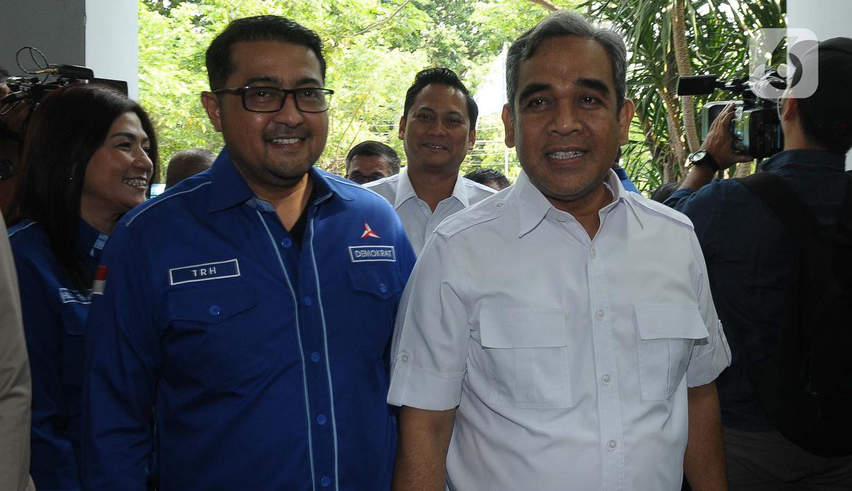 Sekjen Demokrat langsung mengajak Sekjen Gerindra kedalam aula pertemuan silaturahmi kebangsaan. (merdeka.com/Imam Buhori)