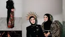 Penampilan Tiara Andini terlihat beda kenakan hijab dengan dua busana etnik berbeda. [@tiaraandini]