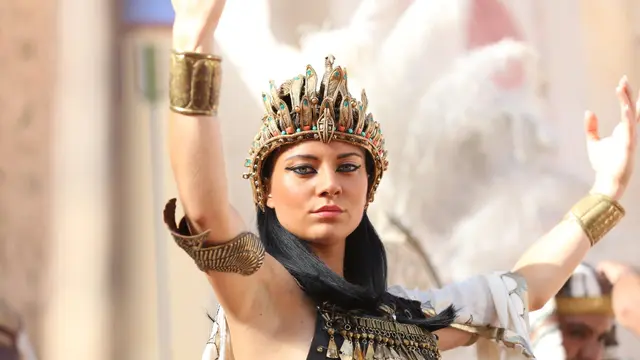 Ellie Goffe sebagai Cleopatra. (Foto: Channel 5 Television/ IMDb)