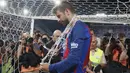 Bek Barcelona, Gerard Pique, memotong jaring gawang usai mengalahkan Alaves pada laga final Copa Del Rey di Stadion Vicente Calderon, Madrid, Sabtu (27/5/2017). Barcelona menang 3-1 atas Alaves. (EPA/Mariscal)