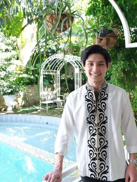 "Terus terang kalau di dunia entertainment sih emang lebih hobi aja, cuma lebih pengen ke bisnis sih (yang diseriusi)," pungkas Teuku Rassya. (Instagram/teukurassya)