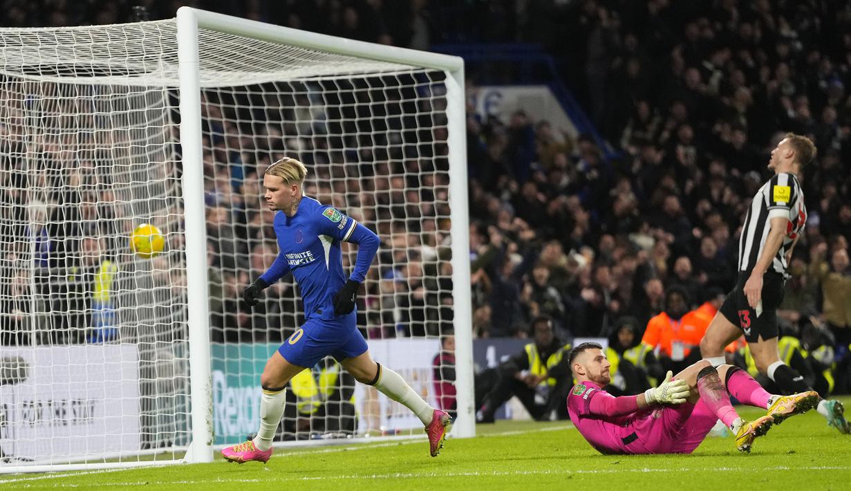 Gelandang Chelsea, Mykhaylo Mudryk (kiri) mencetak gol penyeimbang 1-1 ke gawang Newcastle United pada laga perempatfinal Carabao Cup 2023/2024 di Stamford Bridge, London, Rabu (20/12/2023) dini hari WIB. (AP Photo/Kirsty Wigglesworth)