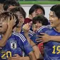 Pemain Timnas Jepang, Takefusa Kubo (tengah), melakukan selebrasi bersama rekan satu timnya setelah berhasil mengalahkan Jerman dalam pertandingan persahabatan yang berlangsung di Volkswagen Arena, Wolfsburg, Minggu (10/9/2023). (AP Photo/Martin Meissner)