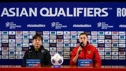 Pemain Timnas Indonesia, Jay Idzes memberikan keterangan di samping pelatih Shin Tae-yong saat konferensi pers menjelang laga lanjutan putaran ketiga Kualifikasi Piala Dunia 2026 melawan Jepang di Stadion Utama Gelora Bung Karno (SUGBK), Senayan, Jakarta, Kamis (14/11/2024). (Bola.com/Bagaskara Lazuardi)