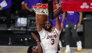 Pemain Los Angeles Lakers Anthony Davis melewati Jimmy Butler dan Jae Crowder dari Miami Heat pada Gim 6 NBA Finals di Lake Buena Vista, Florida, Senin (12/10/2020). (Foto AP / Mark J. Terrill)