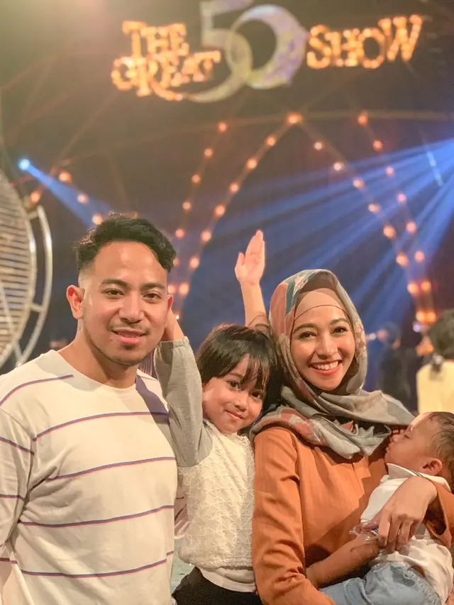 Sudah Jarang Muncul, Ini 7 Potret Poppy Bunga Bersama Keluarga Kecilnya