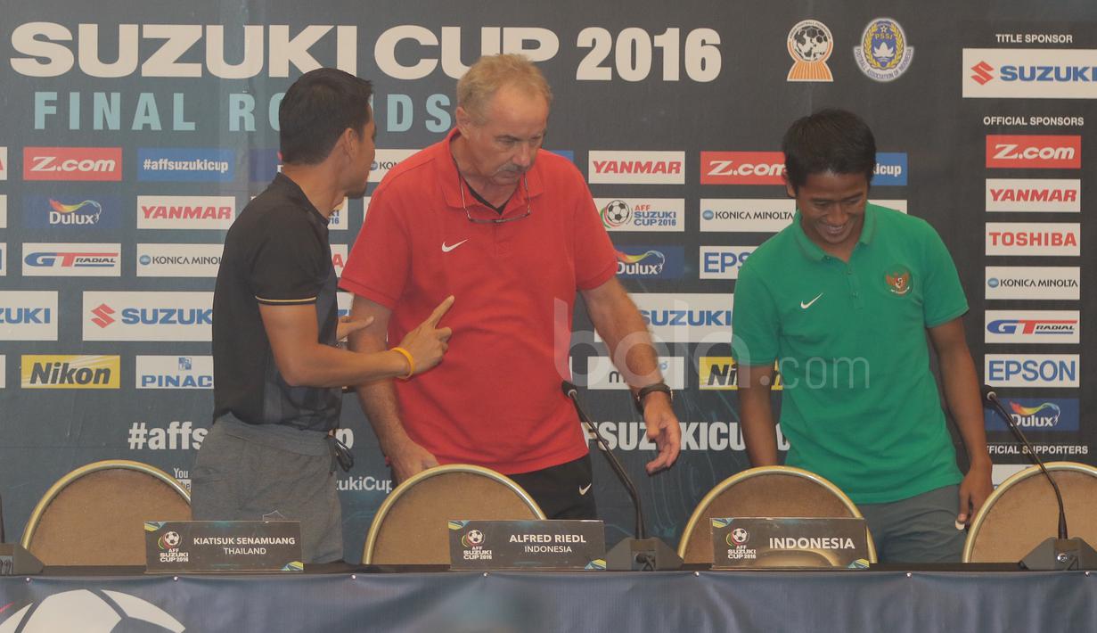 Pelatih Timnas Indonesia, Alfred Riedl, tanpa senyum meladeni pembicaraan pelatih Thailand, Kiatisuk Senamuang, saat konferensi pers di Hotel Aston, Sentul. (13/12/2016). (Bola.com/Nicklas Hanoatubun)