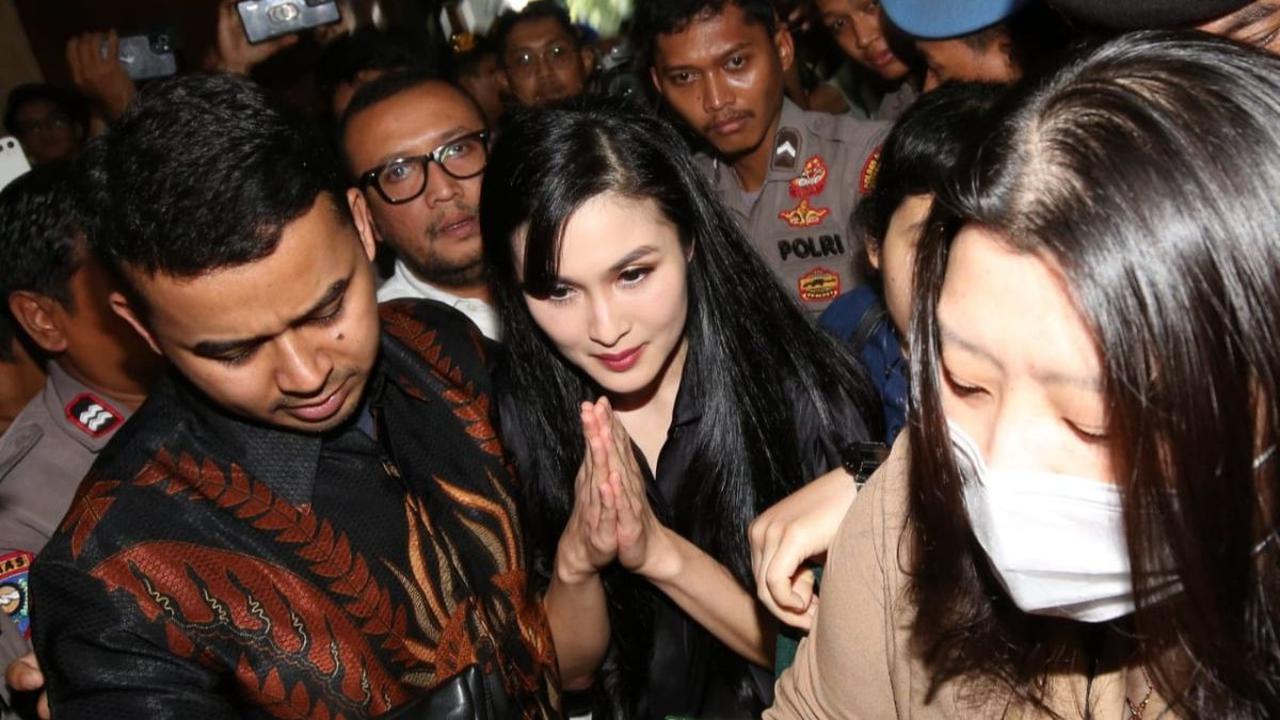 FOTO: Serba Hitam, Sandra Dewi Bersaksi untuk Suami Tercinta di Sidang Kasus Korupsi Timah