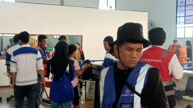 Penumpang di Pelabuhan Batam. (Foto: Liputan6.com/Ajang Nurdin)