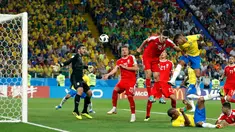 Bek Brasil, Thiago Silva menyundul bola saat bertanding melawan Serbia pada grup E Piala Dunia 2018 di Stadion Spartak, Moskow, Rusia (27/6). Brasil menang 2-0 atas Serbia dan melaju ke babak 16 besar dengan poin 7. (AP Photo/Rebecca Blackwell)