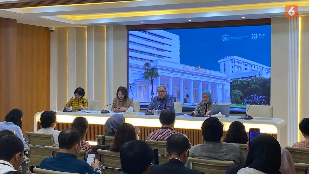 Pelaksana Tugas Direktur Perlindungan WNI Kemlu RI Heni Hamidah pada Jumat (6/3/2026) di Jakarta, mengatakan bahwa pada tahap awal evakuasi akan dilakukan melalui negara tetangga yaitu Azerbaijan. (Dok. Liputan6.com/Teddy Tri Setio Berty)