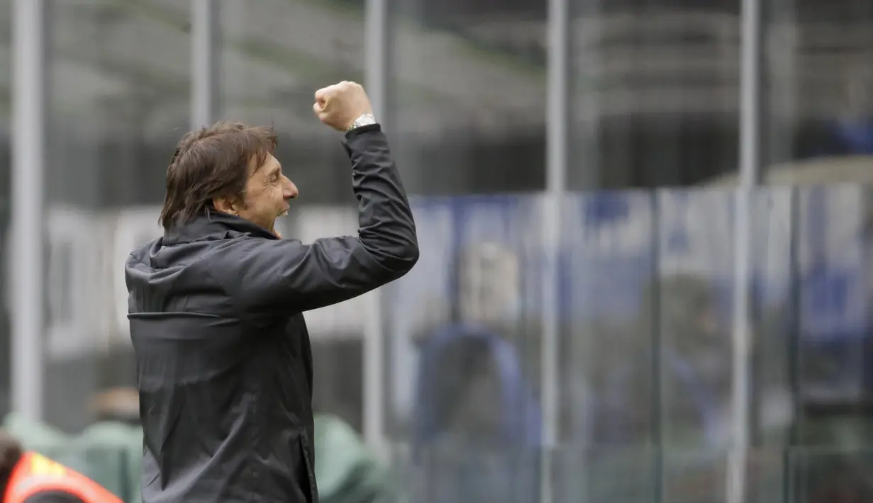 Pelatih Inter Milan, Antonio Conte merayakan gol yang dicetak Matteo Darmian ke gawang Cagliari pada pertandingan lanjutan Liga Serie A Italia di stadion San Siro, Italia, Minggu (11/4/2021). Inter Milan kembali unggul 11 poin atas AC Milan yang berada di posisi kedua klasemen. (AP Photo/Luca Bruno)