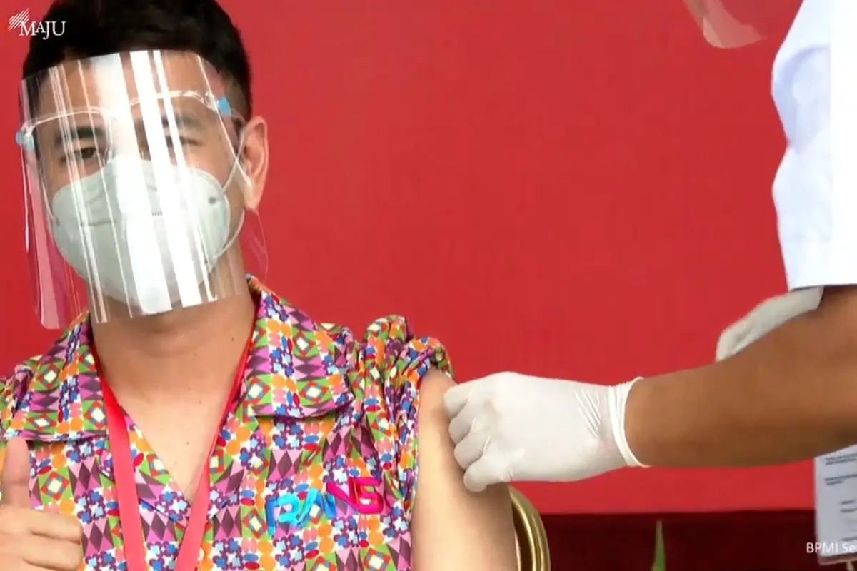 Raffi Ahmad terima vaksin. (tangkapan layar YouTube/ Sekretariat Presiden)