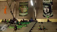 Pendukung Persebaya berkumpul menghabiskan malam di GOR Padjajaran, Bandung, Sabtu (7/1). Ribuan suporter Persebaya berkumpul di GOR Padjajaran menunggu keputusan kongres PSSI terkait nasib klub kesayangan mereka. (Liputan6.com/Helmi Fithriansyah)