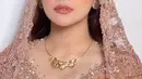 Wajah Mahalini dipulas MUA Dhirman Putra dengan nuansa cokelat yang fresh. Sementara rambut Mahalini digerai rapi dengan kerudung full payet [@dhirmanputra]