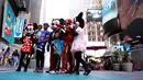 Seorang pengunjung berfoto bersama sejumlah karakter kartun di Times Square, New York, Selasa (21/6). Kehadiran karakter-karakter kartun tersebut mengundang warga untuk foto bersama. (REUTERS/Lucas Jackson)