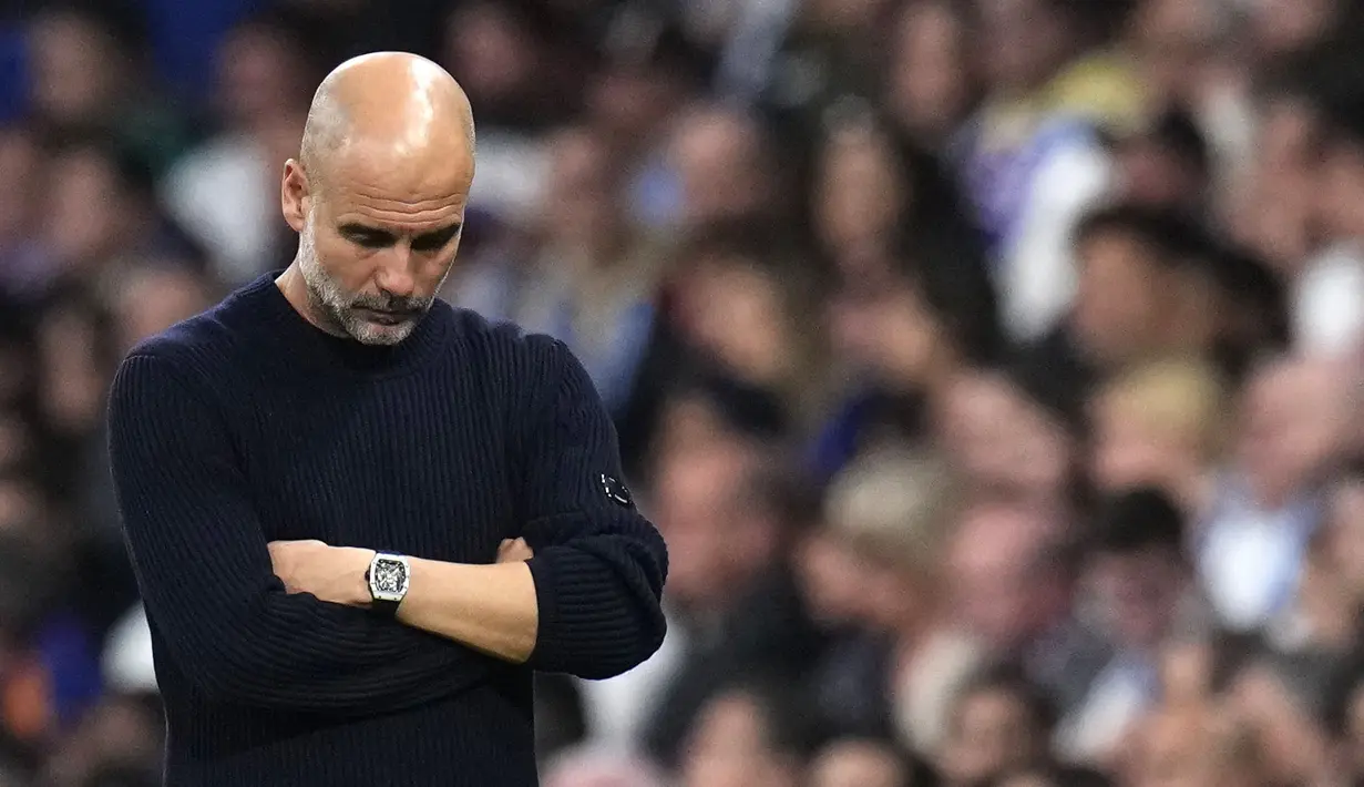 Pelatih Manchester City, Pep Guardiola tak mampu menutupi rasa kecewa setelah timnya kalah dari Real Madrid dalam laga leg 2 play off Liga Champions 2024/2025 di Santiago Bernabeu, Madrid, Spanyol, Rabu (20/02/2025) waktu setempat. (AP Photo/Manu Fernandez)