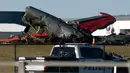 Puing-puing dari dua pesawat yang jatuh saat pertunjukan udara terlihat di Bandara Eksekutif Dallas, Dallas, Amerika Serikat, 12 November 2022. Dewan Keselamatan Transportasi Nasional akan mengambil alih komando tempat kejadian untuk melakukan penyelidikan. (AP Photo/LM Otero)