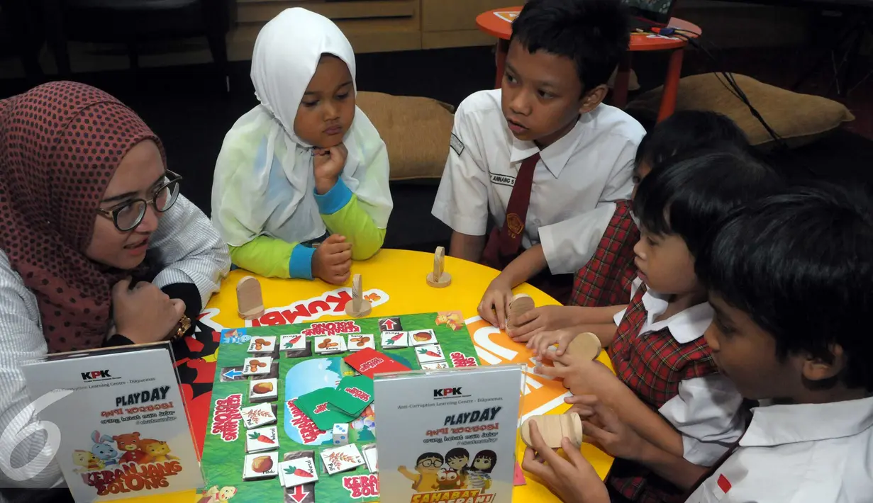 Sejumlah siswa sekolah dasar mengikuti Boardgames Antikorupsi di Auditorium KPK, Jakarta, Jumat (15/4). KPK menganggap bermain merupakan cara yang menyenangkan dan efektif untuk mendidik tanpa mengenal usia. (Liputan6.com/Helmi Afandi)