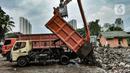 Petugas UPK Badan Air DLH Provinsi DKI Jakarta mengangkut sampah sungai memakai alat berat di TPSS Perintis Kemerdekaan, Jakarta, Selasa (16/2/2021). Selama musim hujan, volume sampah yang diangkut dari sungai di Jakarta meningkat hingga 600 meter kubik per hari. (merdeka.com/Iqbal S. Nugroho)
