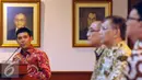 MenPAN RB, Yuddy Chrisnandi (kiri) memberikan sambutan usai penandatangan nota kesepahaman netralitas aparatur sipil negara di Jakarta, Jumat (2/10/2015). Penantanganan MoU terkait Pilkada Serentak 2015. (Liputan6.com/Helmi Fithriansyah)