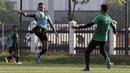 Pemain Timnas Indonesia U-22, Sani Rizki, mengontrol bola saat internal game di Lapangan C, Senayan, Jakarta, Selasa (19/11). Timnas U-22 terus matangkan skema permainan lewat internal game. (Bola.com/Yoppy Renato)
