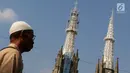 Warga melintas dekat pengerjaan konservasi bagian menara Gereja Katedral Jakarta, (19/5). Konservasi guna membersihkan, memelihara dan memperbaiki gereja berarsitektur neo-gothic yang merupakan cagar budaya di Jakarta. (Liputan6.com/Immanuel Antonius)