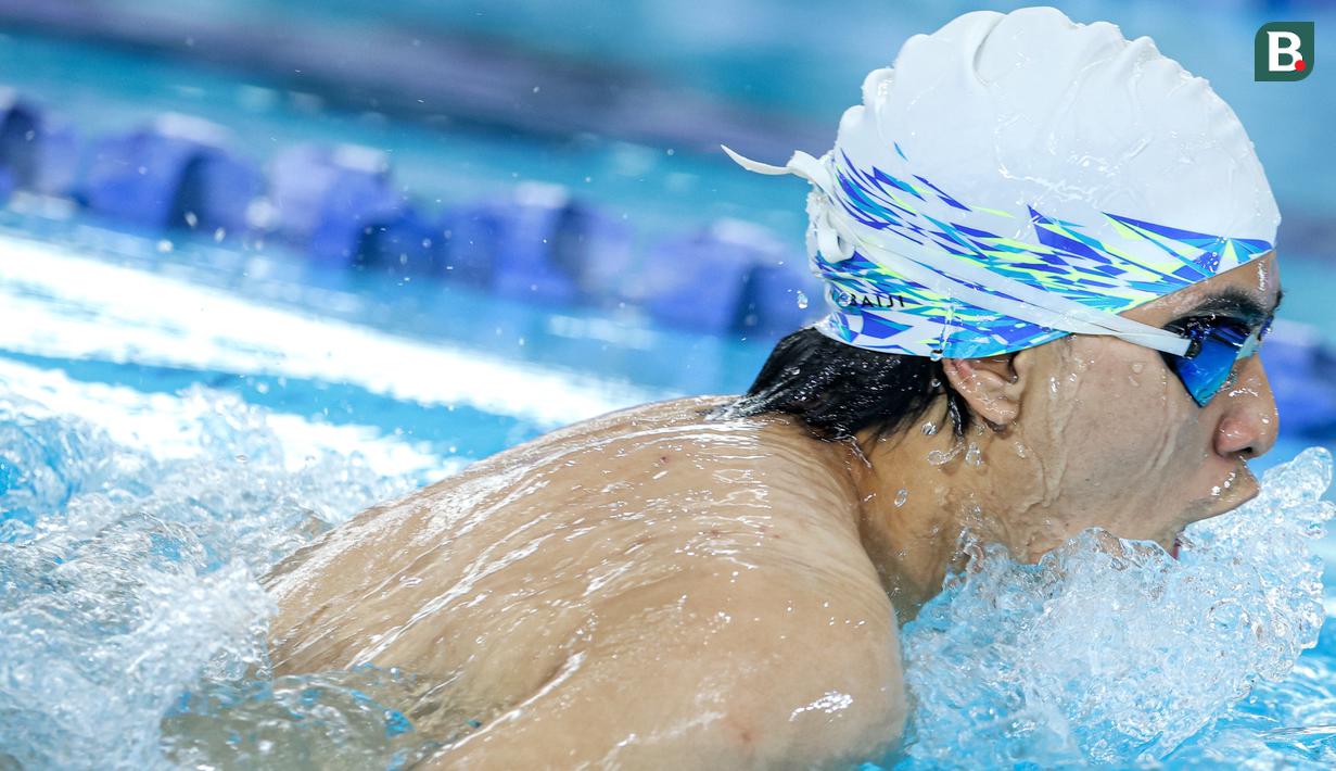 Selebritas Indonesia, Emyr Razan melakukan berkompetisi dalam cabor renang nomor 50 meter gaya dada putra Turnamen Olahraga Selebriti Indonesia (TOSI) Season 3 yang berlangsung di PPOP Ragunan, Jakarta Timur, Sabtu (19/10/2024). (Bola.com/Bagaskara Lazuardi)