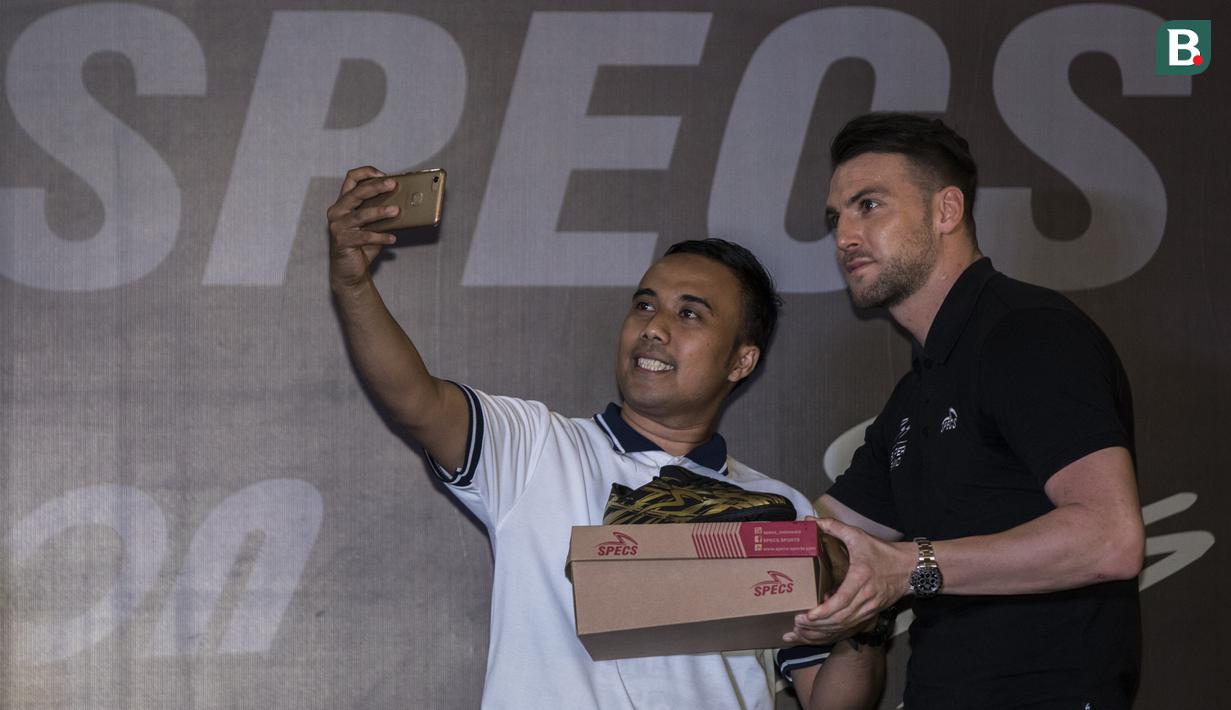 Pengunjung selfie bersama striker Persija Jakarta, Marko Simic, saat peluncuran sepatu Specs di Restoran Terrace, Jakarta, Senin (4/6/2018). Specs meluncurkan Special Edition Illuzion '9SS Simic Edition'. (Bola.com/Vitalis Yogi Trisna)