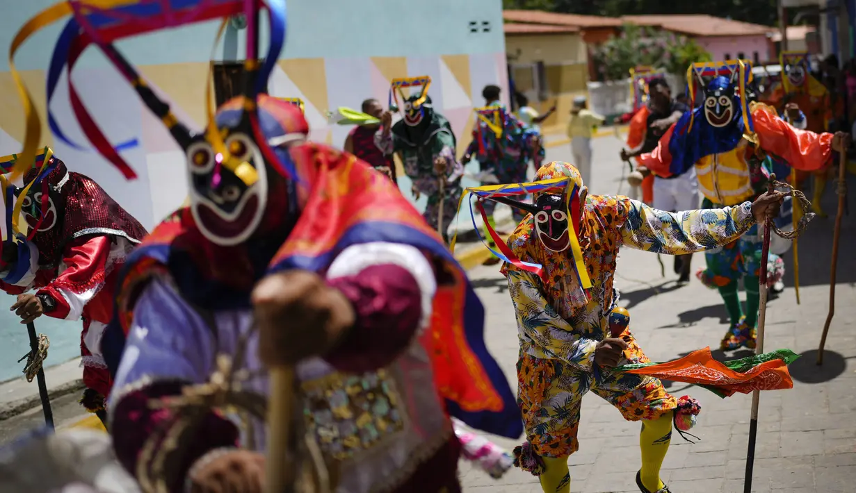 Para penduduk berjalan merangkak dengan lutut di depan gereja sebagai bentuk tebusan bagian dari perayaan Corpus Christi. (AP Photo/Matias Delacroix)