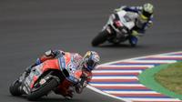 Pembalap Ducati Corse, Andrea Dovizioso saat beraksi pada latihan bebas MotoGP Argentina 2018. (Juan MABROMATA / AFP)