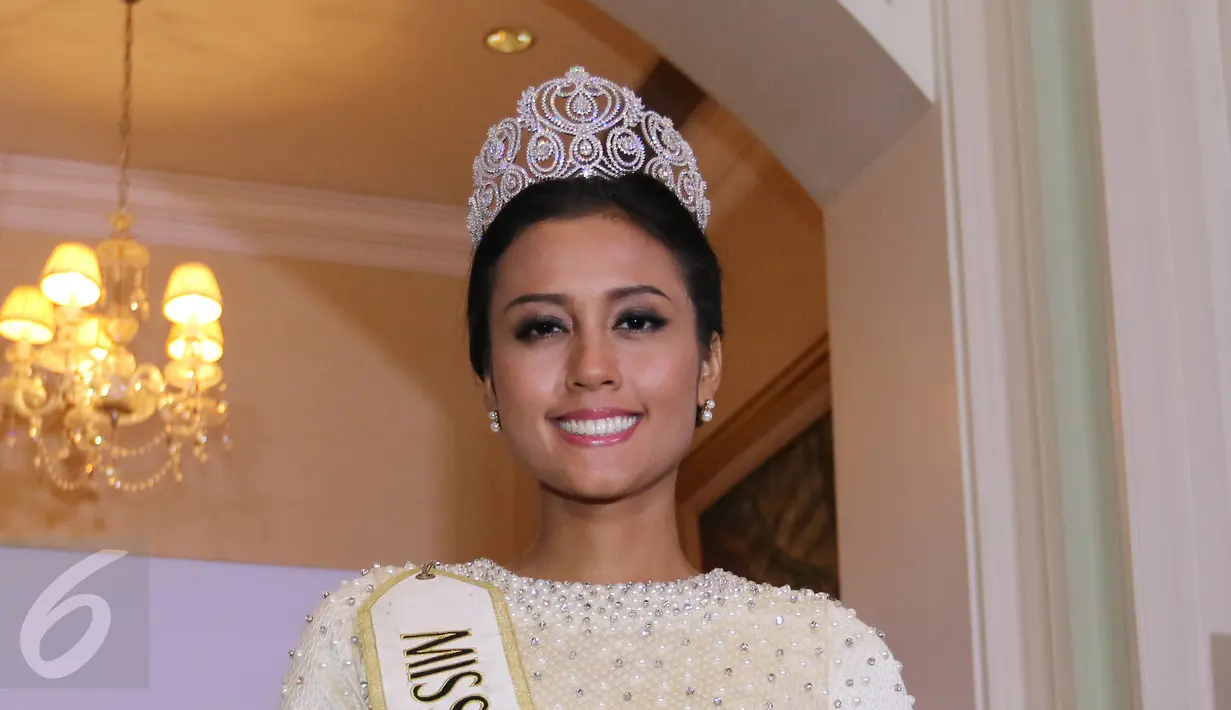 Miss Indonesia 2015, Maria Harfanti usai konferensi pers di Jakarta, Senin (21/12). Pada ajang Miss World 2015, dara asal Yogyakarta tersebut juga memenangi fast track kategori Beauty With a Purpose. (Liputan6.com/Herman Zakharia)