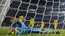 Kiper Dinamo Zagreb, Dominik Livakovic, tampak lesu usai dibobol pemain Juventus. Dua gol kemenangan Juventus dicetak oleh Gonzalo Higuain dan Daniele Rugani. (AFP/Marco Bertorello)