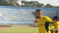 Striker Semen Padang asal Brasil, Marcel Silva Sacramento, memuji pesepak bola Indonesia. (Bola.com/Romi Syahputra)