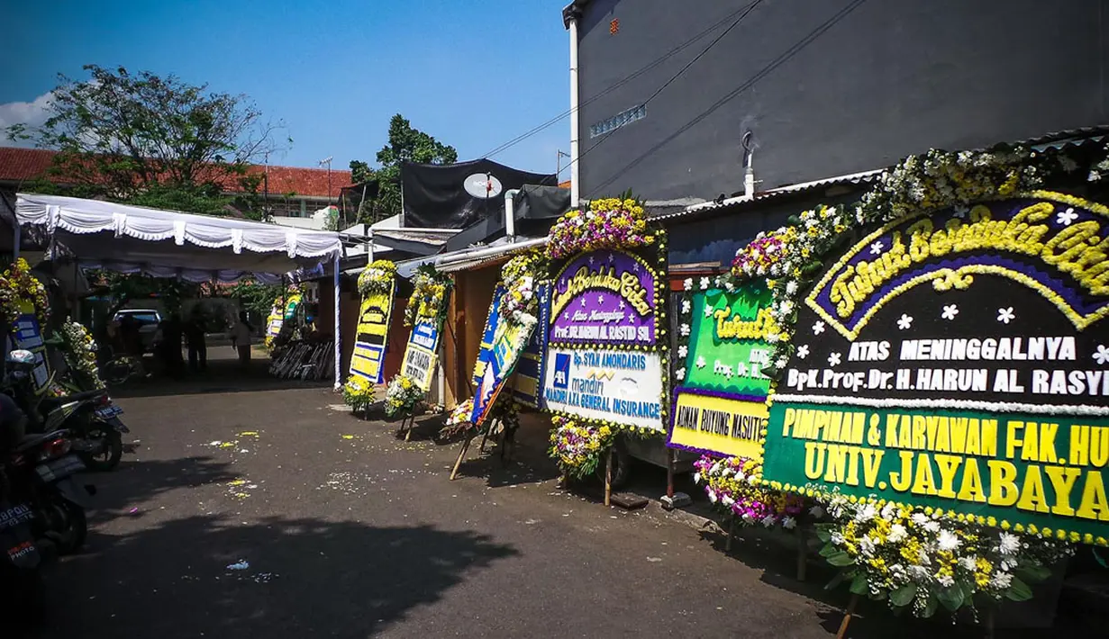 Sejumlah karangan bunga tampak memenuhi jalan masuk menuju rumah duka di kawasan Rawamangun, Jakarta Timur, Rabu (13/8/2014). (Liputan6.com/Faizal Fanani)