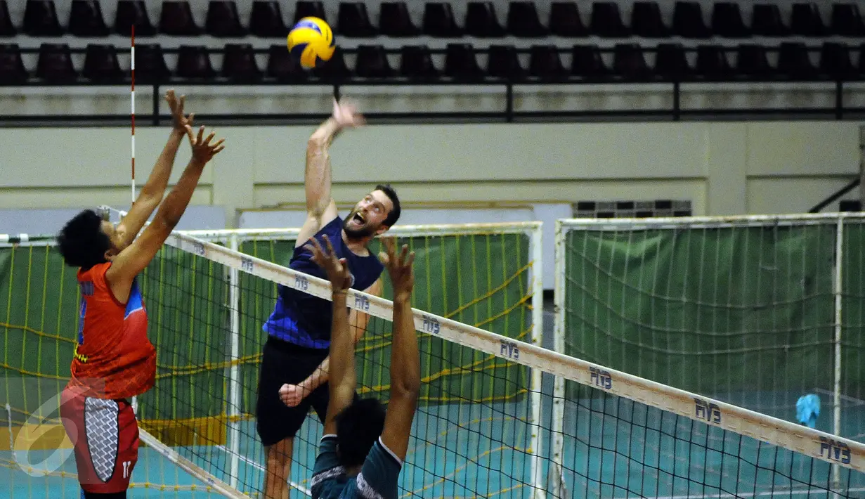 Pevoli asing Palembang Bank Sumsel Babel asal Montenegro, Marco Bojic (kanan) melakukan smesh saat berlatih di Padepokan Voli Sentul, Bogor (27/1/2016). Proliga 2016 akan diikuti enam tim putra dan enam tim putri. (Liputan6.com/Helmi Fithriansyah)