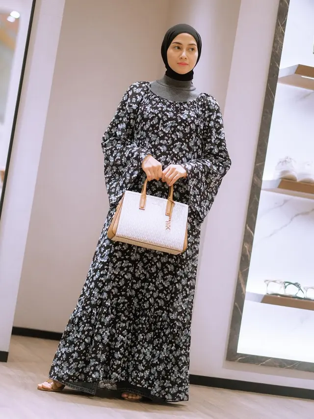 9 Inspirasi Gamis Nina Zatulini, Simpel dan Anggun untuk Muslimah Modis