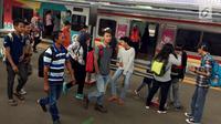 Sejumlah penumpang usai menaiki KRL Commuter Line di Jakarta, Sabtu (27/1). PT Kereta Commuter Indonesia, operator KRL Commuter Line menargetkan mengangkut 320,03 juta penumpang atau naik 9,5 persen. (Liputan6.com/Immanuel Antonius)