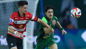 Kerim Pelic (Madura United) dan Francisco Rivera (Persebaya Surabaya) di Stadion GBT, Surabaya, Jumat (17-4-2026). (Bola.com/M. Iqbal Ichsan)