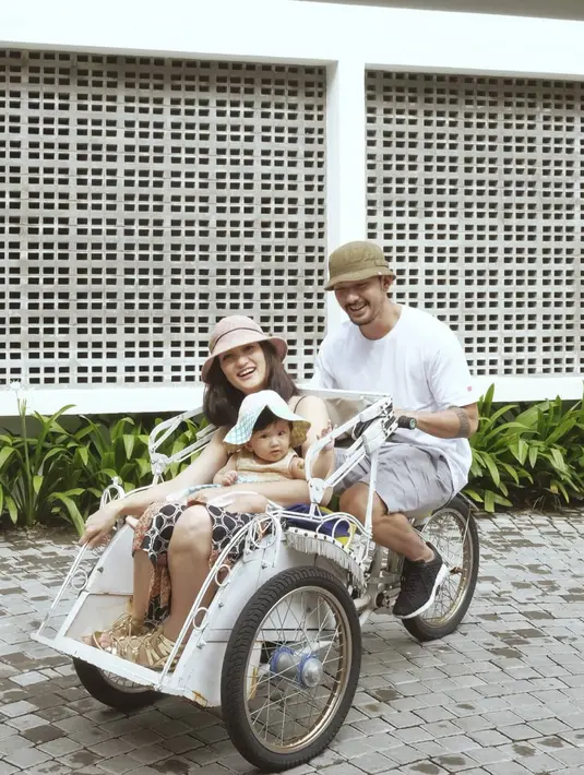 Seperti belum lama ini Rio ramai dibicarakan lantaran terlihat sedang mengayuh becak yang ditumpangi Atiqah dan Salma. Bukan sungguhan, namun ternyata mereka sedang berlibur di Yogyakarta. (Instagram/riodewanto)