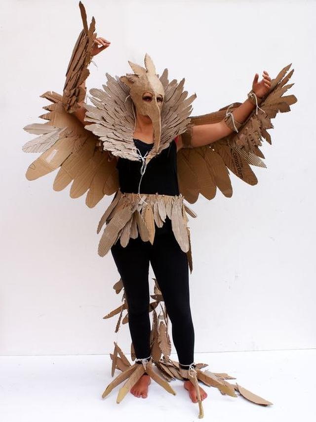 Kreatif, Model Ini Gunakan Busana Bahan Kardus di Atas Catwalk