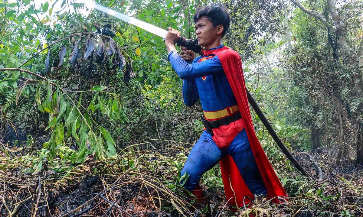 Superman Muncul di Tengah Kebakaran Lahan Palangkaraya