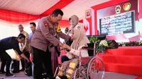 Kapolri Jenderal Listyo Sigit Prabowo saat meninjau kegiatan bakti sosial dan kesehatan yang diselenggarakan oleh Akabri 1991 di Malang, Jawa Timur. (Dok. Istimewa)