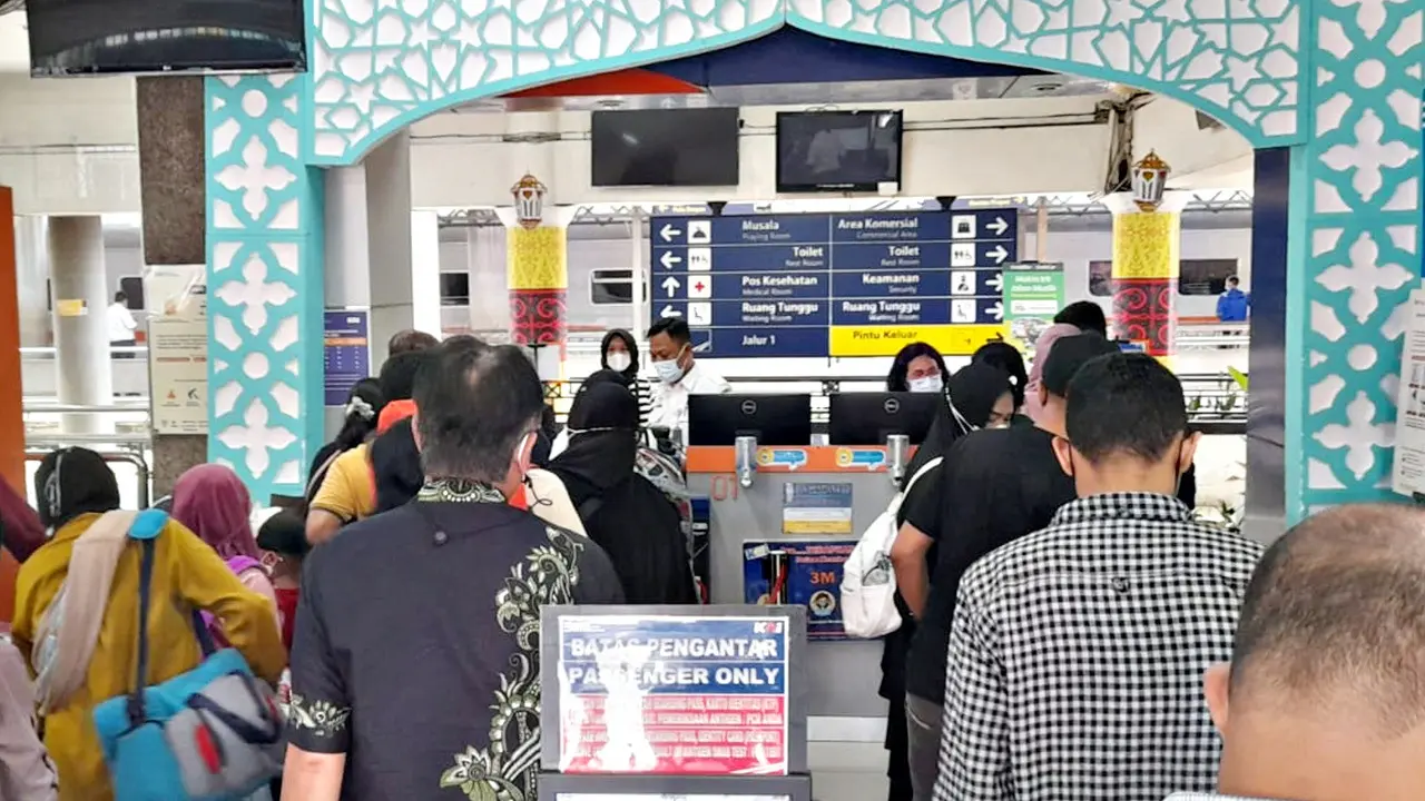 Calon penumpang kereta api di Medan