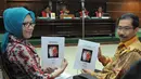 Romi Herton dan Masyito memperlihatkan salinan naskah kepada wartawan saat sidang kasus dugaan suap penanganan sengketa pilkada Kota Palembang di Pengadilan Tipikor, Jakarta, Senin (23/2/2015).  (Liputan6.com/Herman Zakharia)