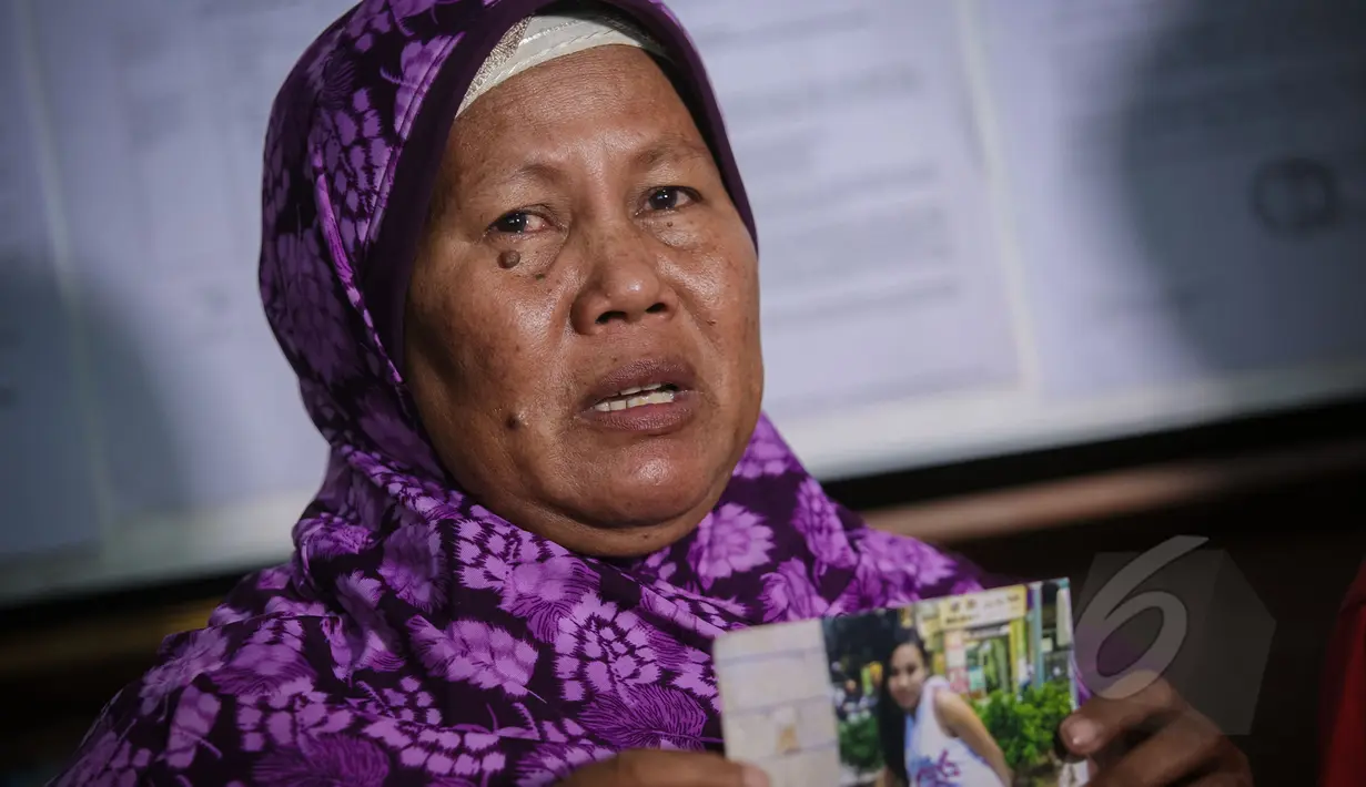 Narsiah, ibu kandung Wanipah saat di sekretariat Serikat Pekerja Indonesia Luar Negeri (SPILN), Jakarta, Minggu (17/5). Narsiah menyampaikan permohonan bantuan kepada Presiden Jokowi  terkait ancaman hukuman mati TKI Wanipah. (Liputan6.com/Faizal Fanani)