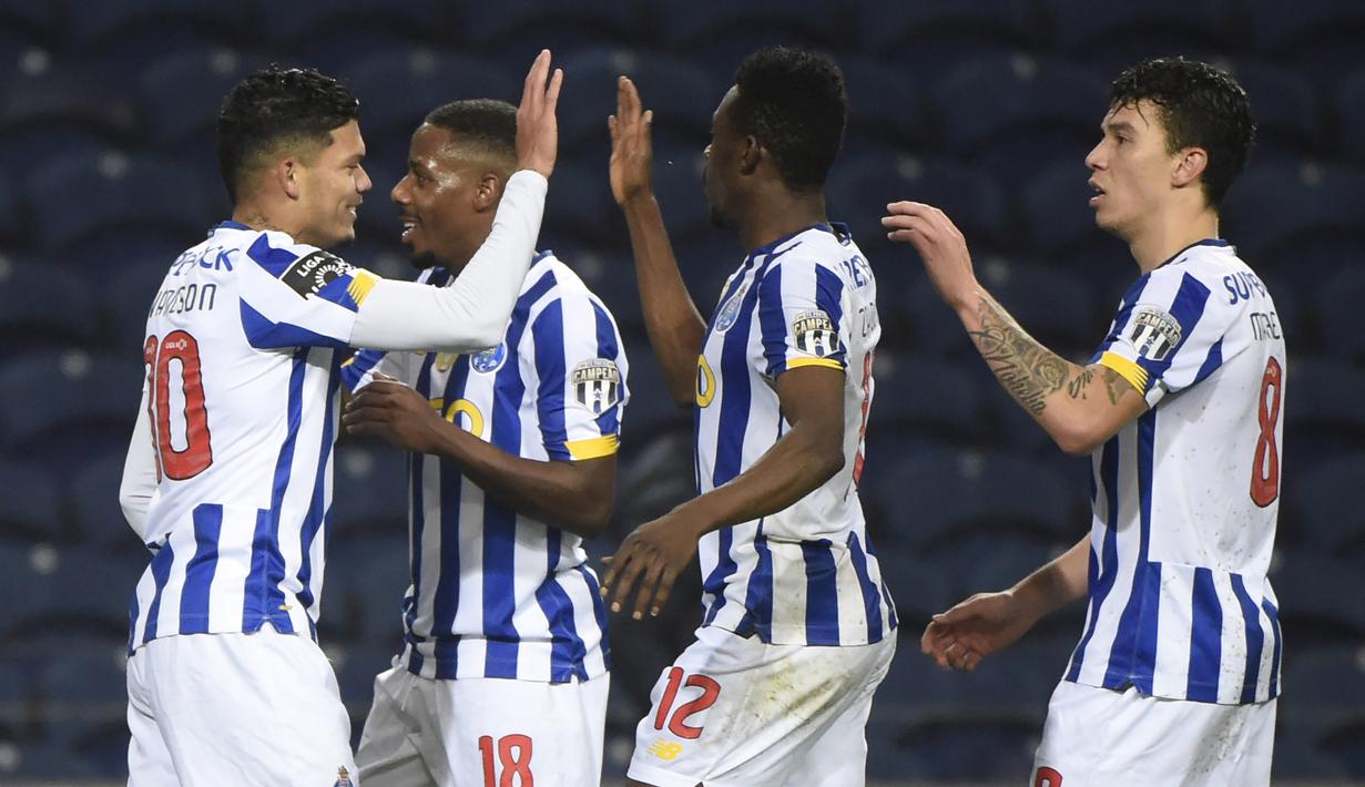 Para pemain FC Porto merayakan gol kedua yang dicetak gelandang Evanilson Barbosa (kiri) ke gawang Rio Ave dalam laga lanjutan Liga Portugal 2020/21 di Dragao Stadium, Porto, Senin (1/2/20201). FC Porto menang 2-0 atas Rio Ave. (AFP/Miguel Riopa)