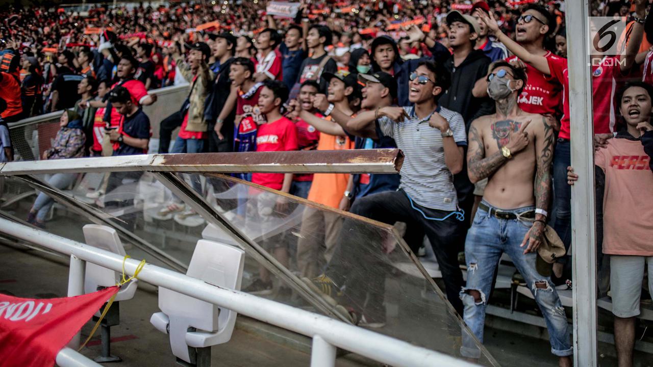 Suporter Rusak Pagar Pembatas Tribun Penonton SUGBK