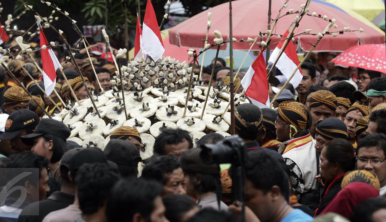 Ratusan warga berebut mendapatkan segala isi dari enam Gunungan Grebeg Mulud di halaman Masjid Agung, Surakarta, Kamis (24/12). Keluarnya gunungan menandai puncak acara Sekaten yang digelar untuk peringatan Maulid Nabi Muhammad. (Boy Harjanto)