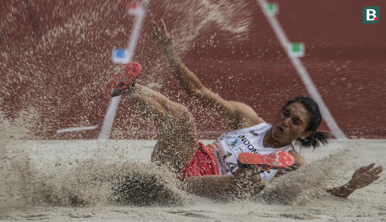 Atlet Indonesia, Maria Londa, melakukan lompatan pada Invitation Tournament cabang atletik nomor lompat jauh di SUGBK, Jakarta, Minggu (11/2/2018). Dirinya meraih emas dengan lompatan terjauh 6,43 meter. (Bola.com/Vitalis Yogi Trisna)
